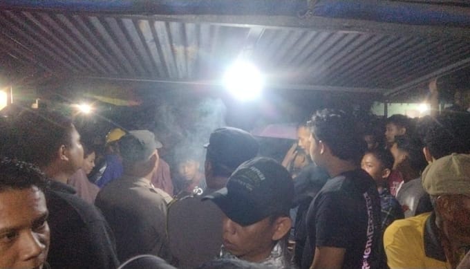 Jalan Berlubang Tak Kunjung Diperbaiki, Warga Sambirejo Gelar Aksi Malam Hari